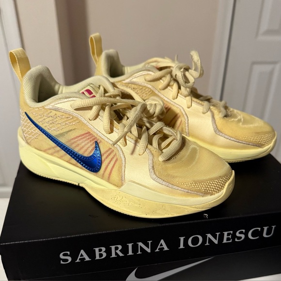 Nike Sabrina 2 basketball Citron Tint  (GS) size 1 - Picture 2 of 9